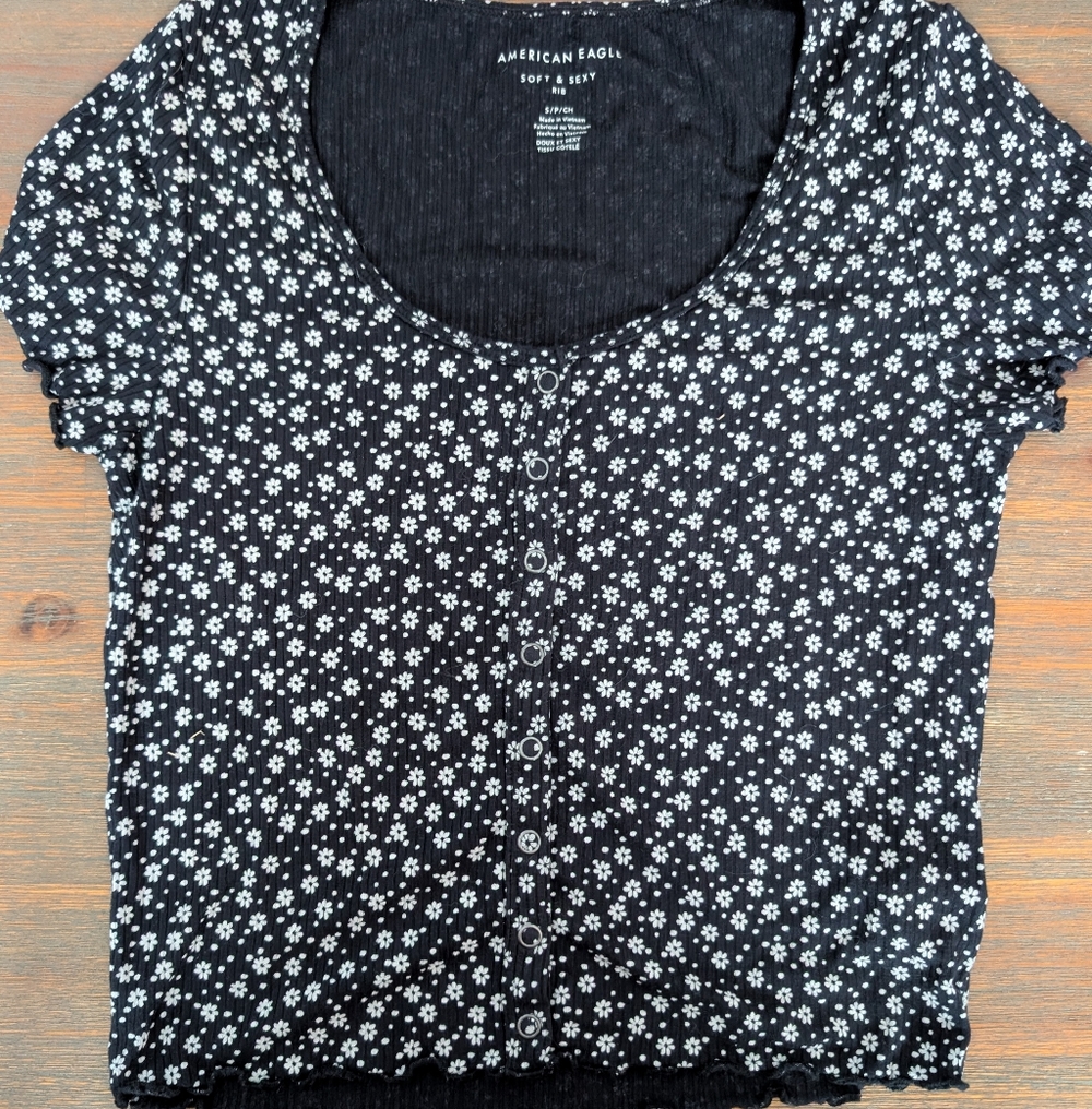 American Eagle Outfitters Black Floral Crop Top